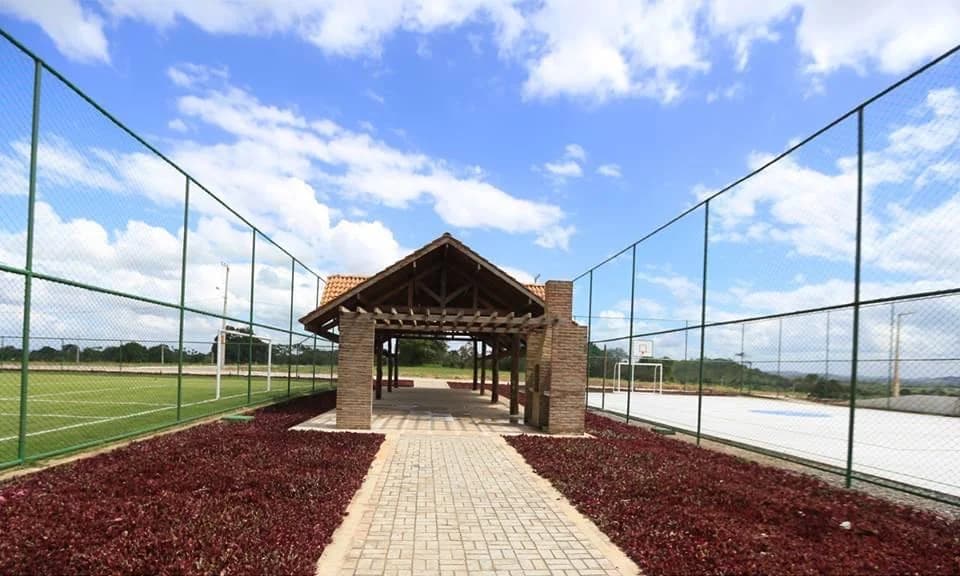 Quiosque entre o campo e a quadra