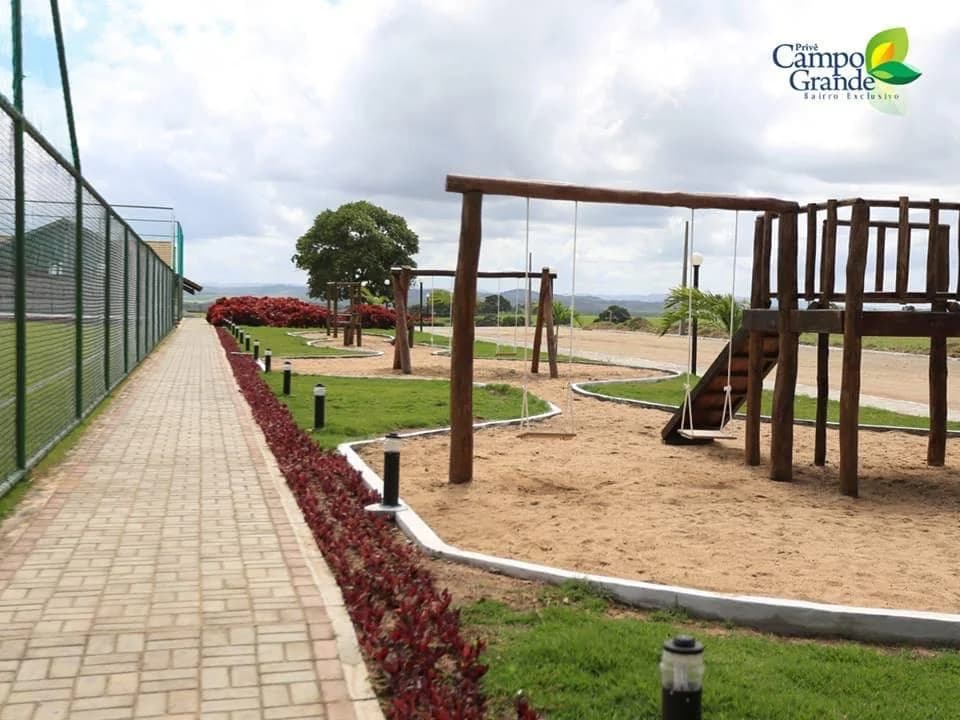 Caminho do playground ao lado do campo
